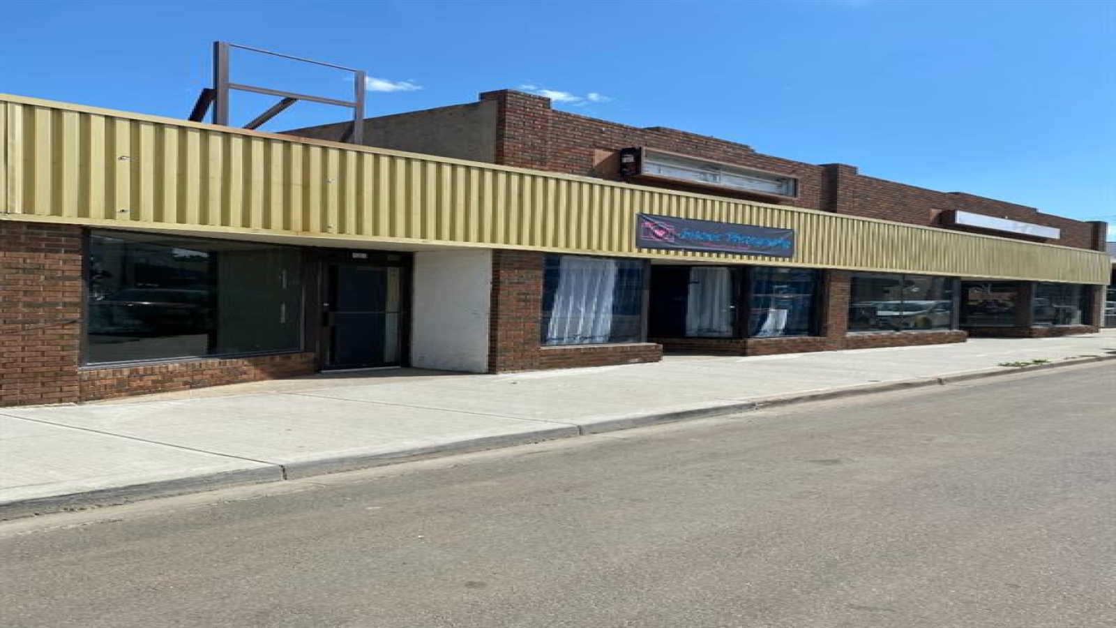 124, 126 & 128 1 Street, Brooks, Alberta T1R 1C5, ,Commercial,For Sale,1 Street,A1250990