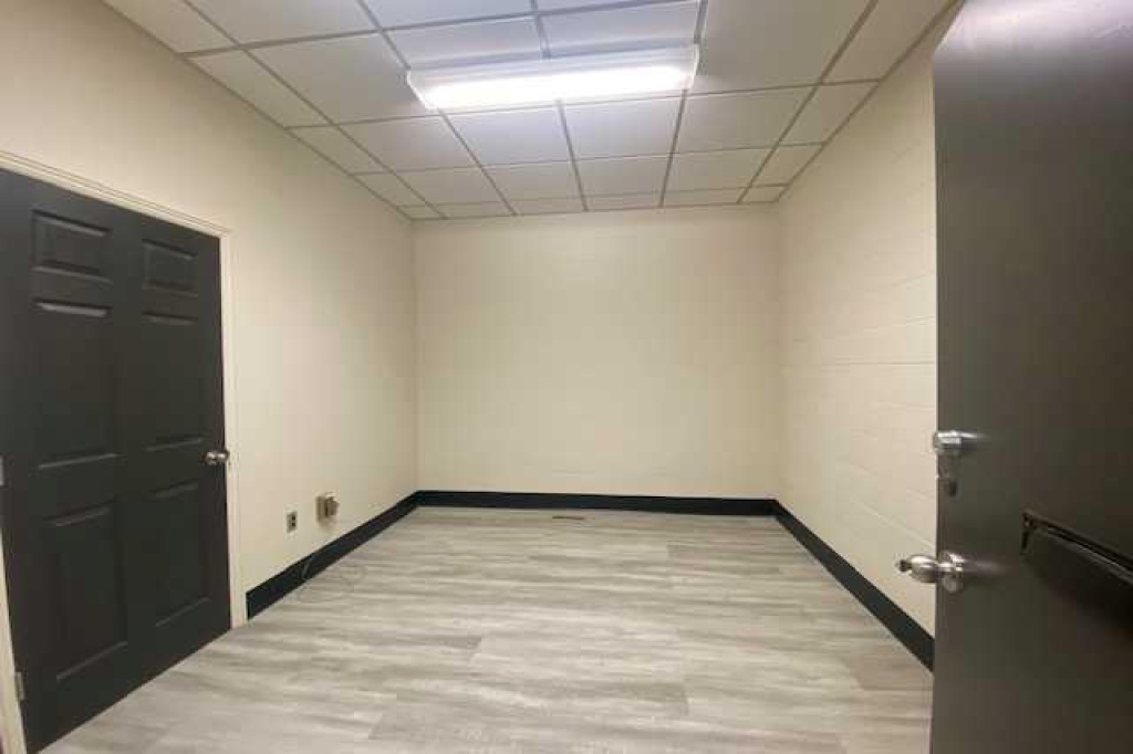 235 3 Street, Brooks, Alberta T1R 0S3, ,Commercial,For Lease,3,A2089786
